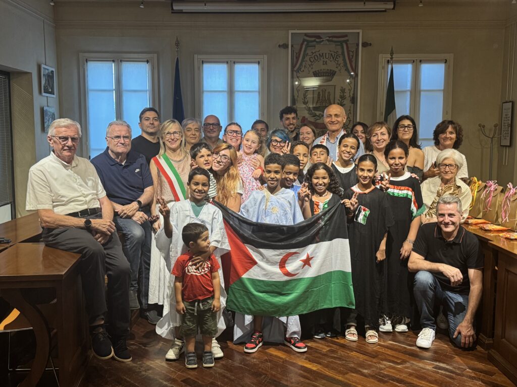 Casalgrande accoglie otto piccoli ambasciatori di pace SaharawiLa fascia tricolore alle quattro bambine e ai quattro bambini ricevuti in Sala consiliare. Daviddi e Tosi: “La loro presenza ci insegna a costruire una comunità più giusta e inclusiva e rinnova l’impegno per la pace e l’autodeterminazione del popolo Saharawi”