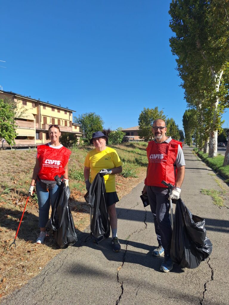 Puliamo Salvaterra_Ass Vacondio (al centro) con i volontari